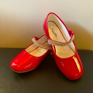 Little girls size 11 red patent shoes.